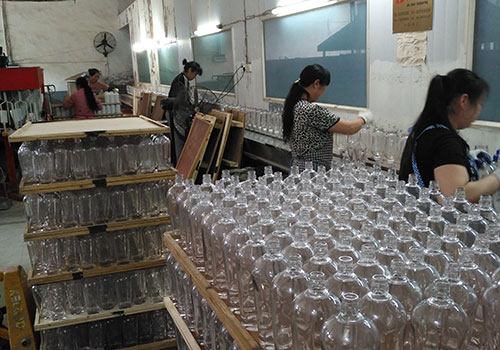 玻璃酒瓶是酒类包装行业首选的包装产品